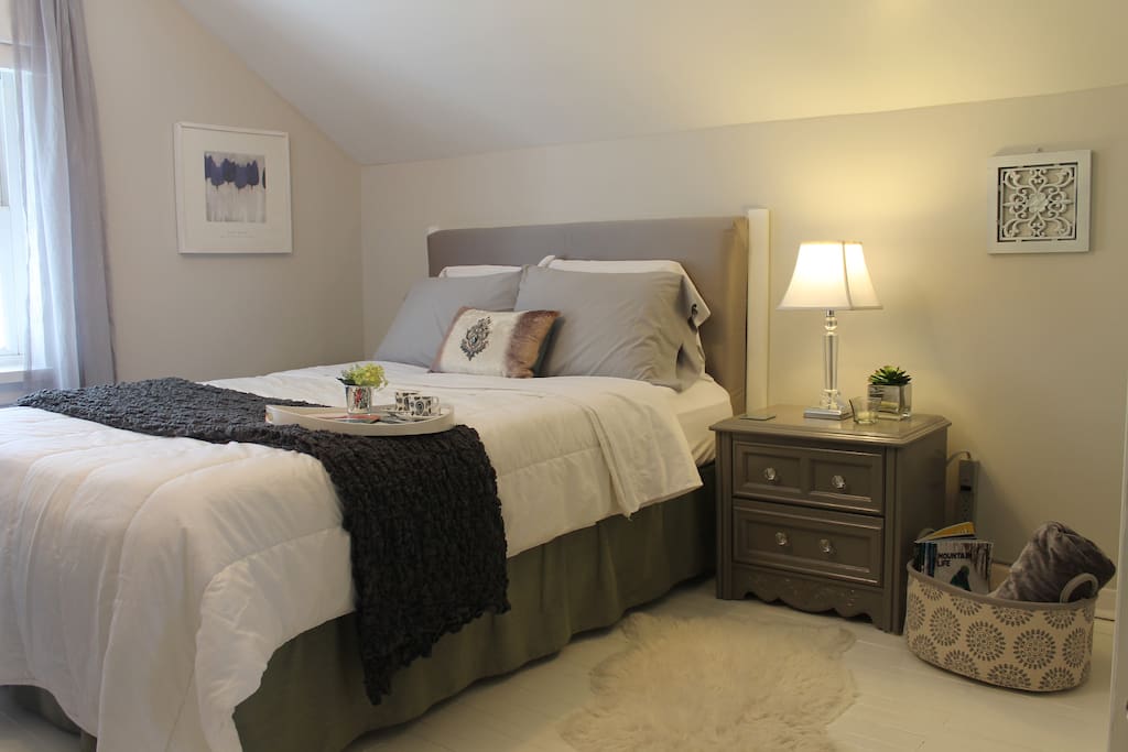 Guest bedroom with queen sized bed