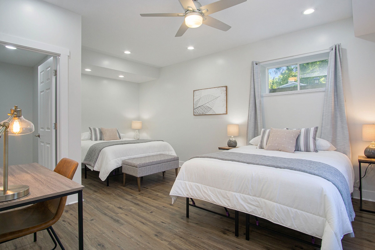 Spálňa 6 - na prízemí. 2 veľké manželské postele, lavička, písací stôl, veľký šatník. Vstupné okno a malé okno. Žiadny výhľad na jazero. 