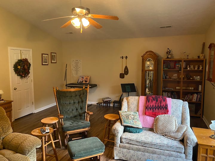 Pana Den na sofa ya kukunjwa inalala moja.