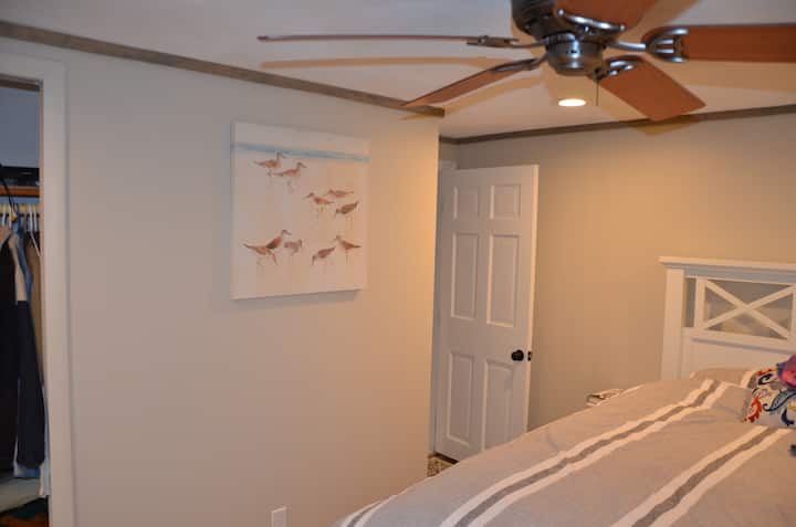 chumba kikuu cha kulala kina kabati, feni ya dari, kitanda cha malkia, HDTV na Xfinity Cable