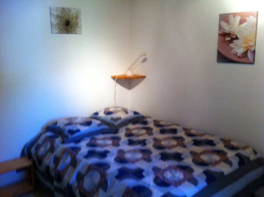 Lit double dans chambre
