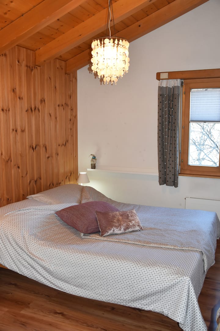 Dormitorio con cama doble 1,80 x 2 m