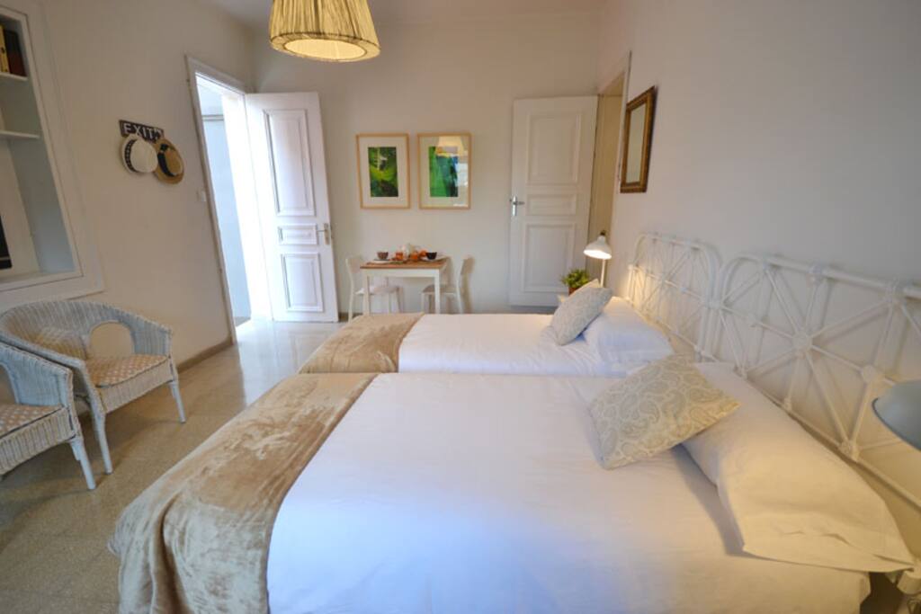 Habitación con salida directa a la calle.