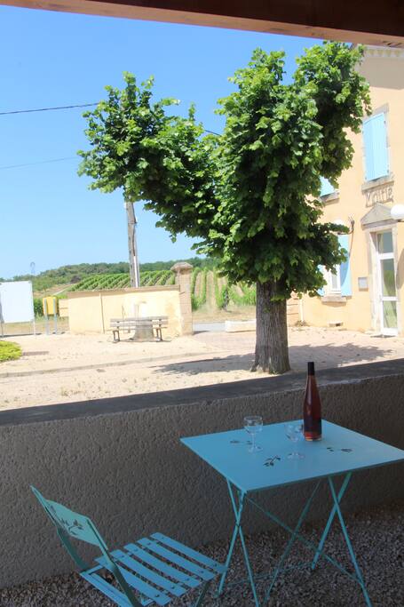 Sous le auvent ... vue sur les vignes