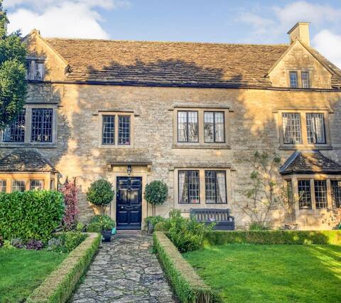 Charming Grade 2 listed building in Wiltshire
