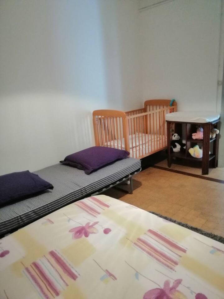 დიდი საწოლი, პატარა საბავშვო საწოლი, პატარა ბავშვი