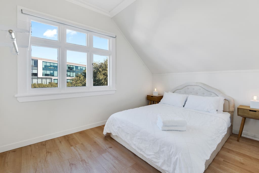 Bedroom 2 - Queen bed