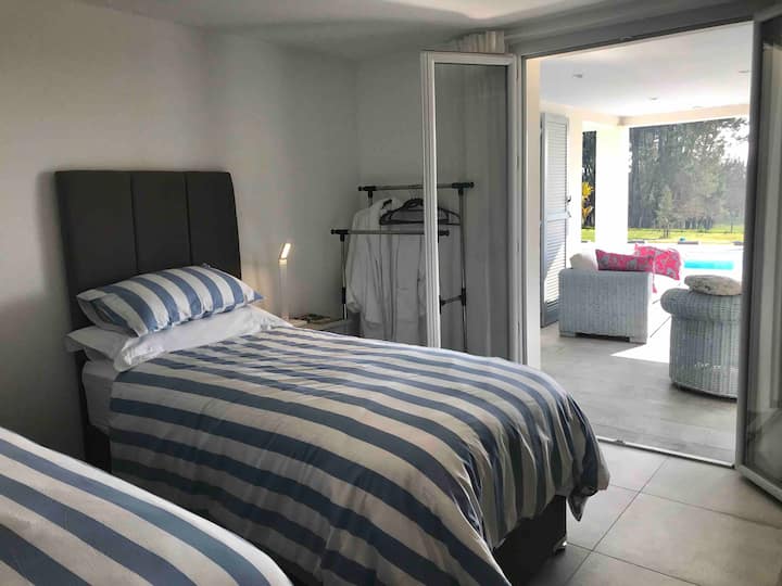 一楼的第二间卧室配有套内卫生间，包括意大利淋浴间、盥洗台和马桶。床是酒店品质的，可以准备3英尺单人床或超级加大双人床。