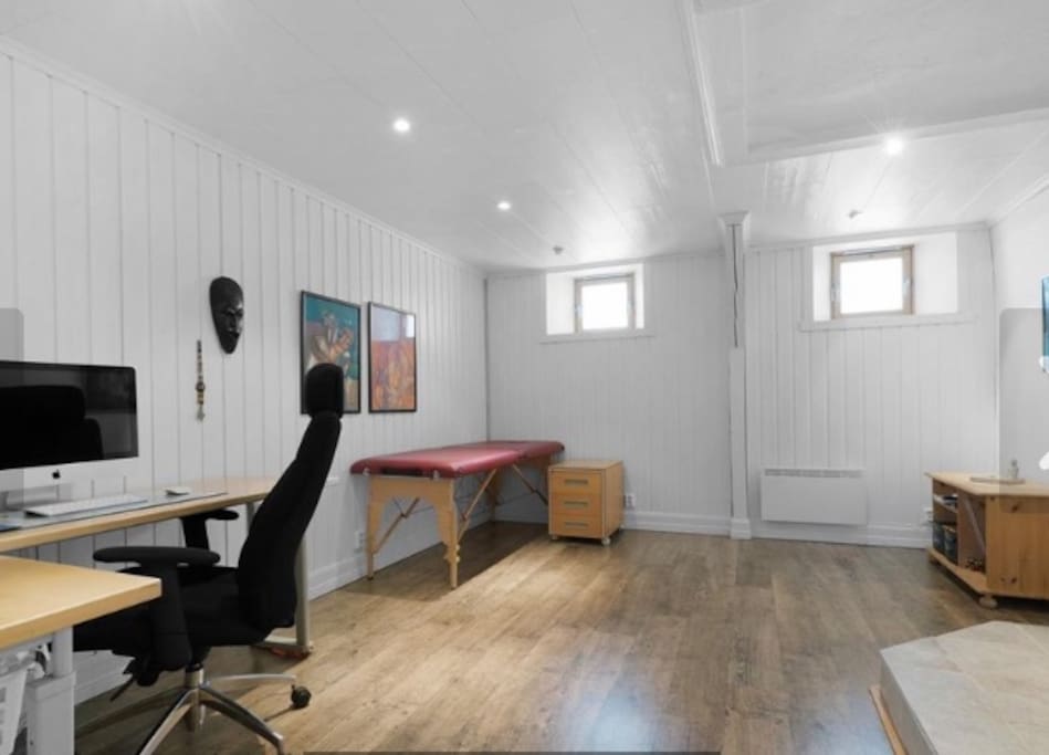 kjellerstue/kontor.
Cave/bureau.
Basement\office