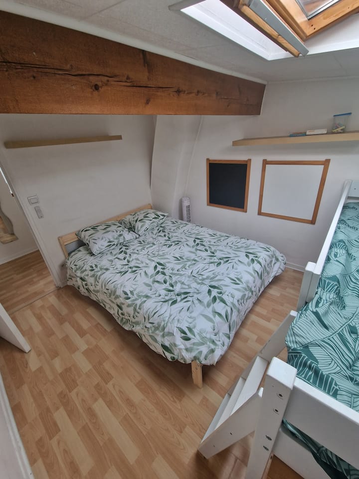 Спалня 2 : 1 двойно легло 140 х 190 + 1 детско легло (90 х 190)