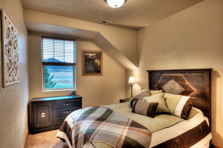 Chumba cha kulala cha pili na kitanda cha ukubwa wa Malkia. Mionekano zaidi. 