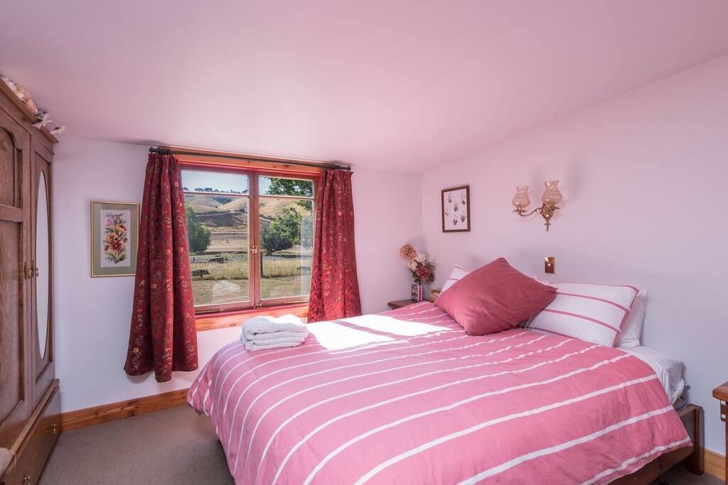 Queen bed room