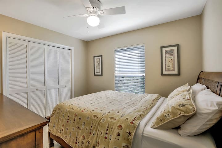 Third bedroom with queen size bed and ample closet space.
