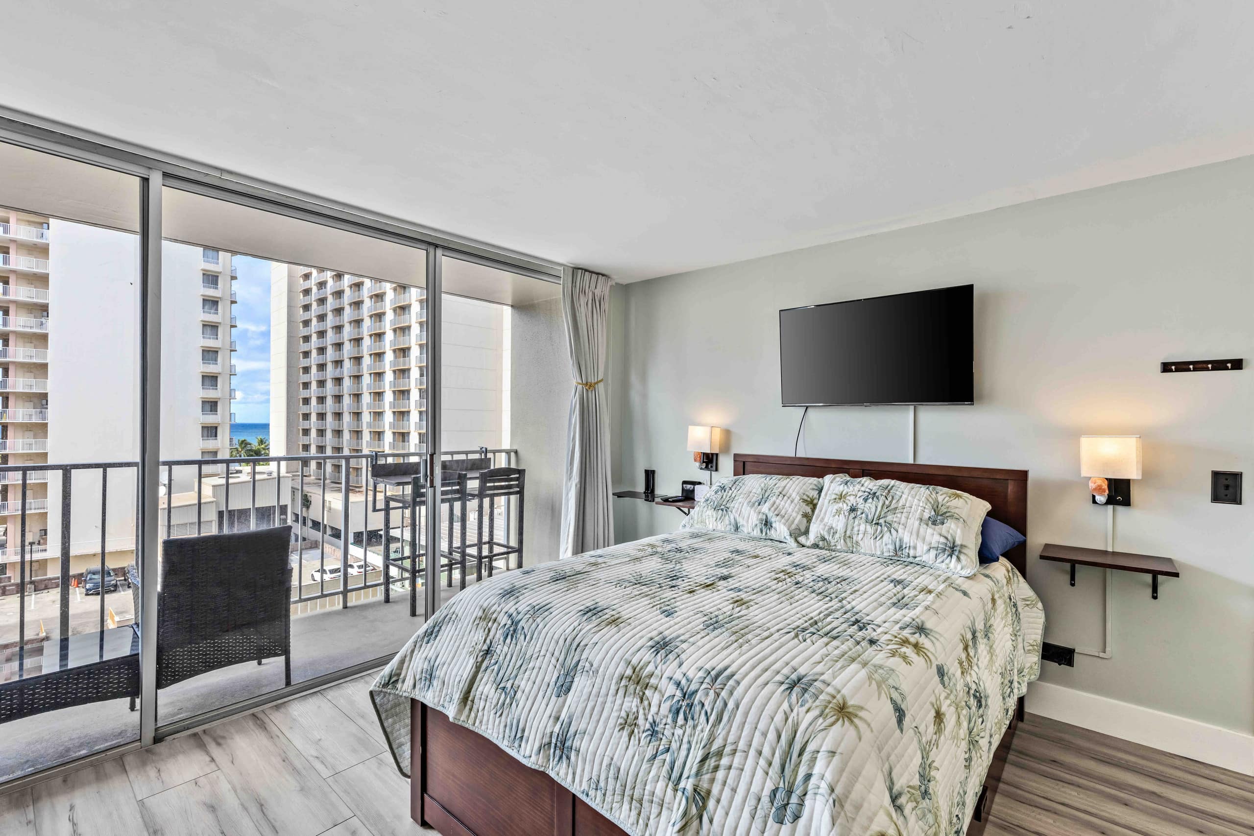 Condo in Honolulu · ★4.83 · Studio · 2 beds · 1 bath - Image 23