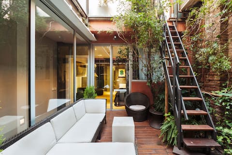 Stylish Ground Floor Flat with Private Garden in Townhouse