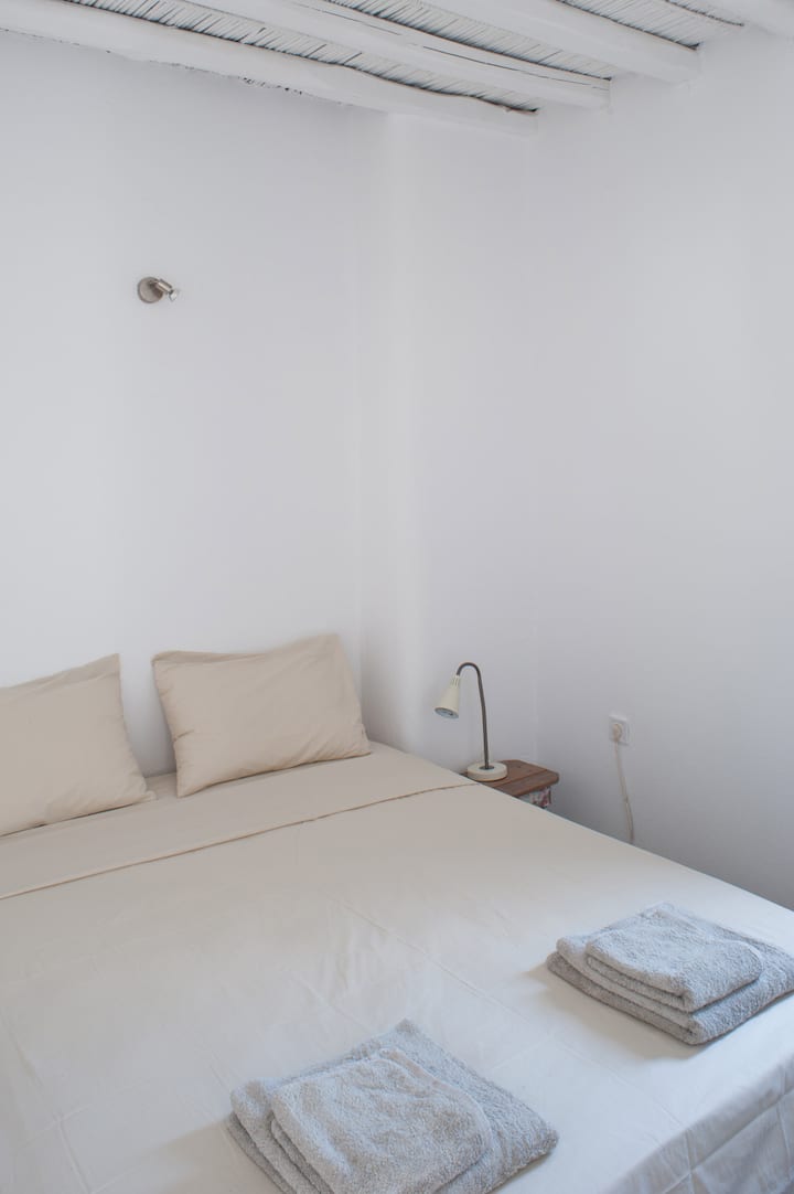 La première chambre avec un lit double 