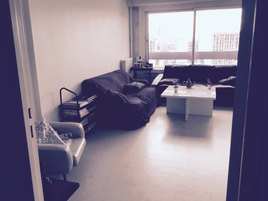 Le salon. / The living room.