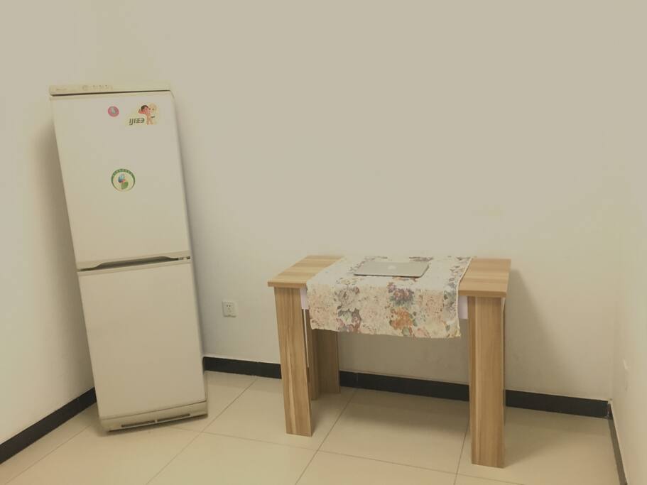 客厅,冰箱和餐桌
