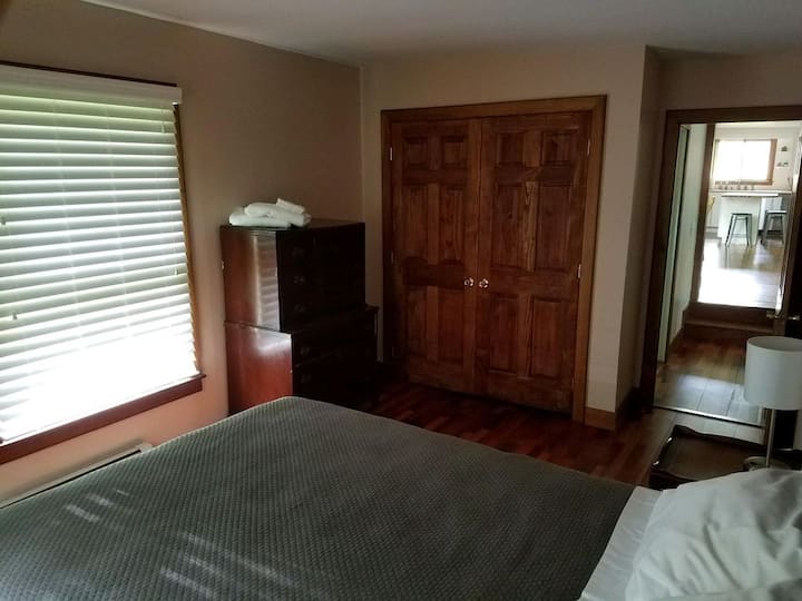 Cada dormitorio tiene sábanas nuevas de alta gama, cesta de lavandería, luces en armarios, cómodas y tomacorrientes USB.