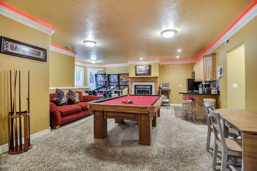 Hence the name ... Pinball Paradise. Hundreds of guests have raved about this room and the memories they have made here. Kitchenette with everything you need to Cook! 2 Burner Ceramic Stove Top, Sink w/ Disposal, Microwave, Fridge, small Commercial Convection Oven & Dishwasher.