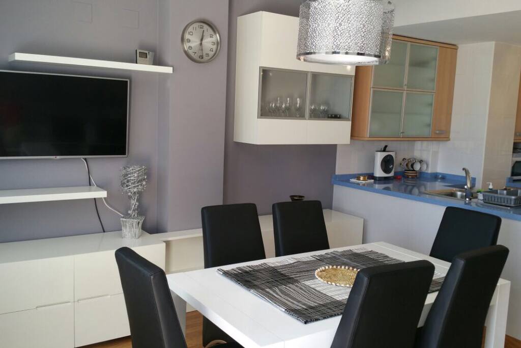 Mesa rect ext con sillas polipiel