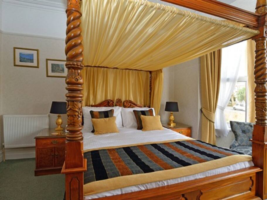 Four poster king bed