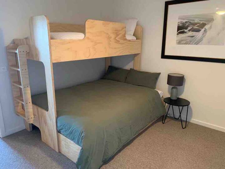 ห้องนอน 2 พร้อมเตียงสองชั้นที่กำหนดเอง เตียงควีนไซส์ด้านบนเดี่ยวและเตียงเดี่ยว 