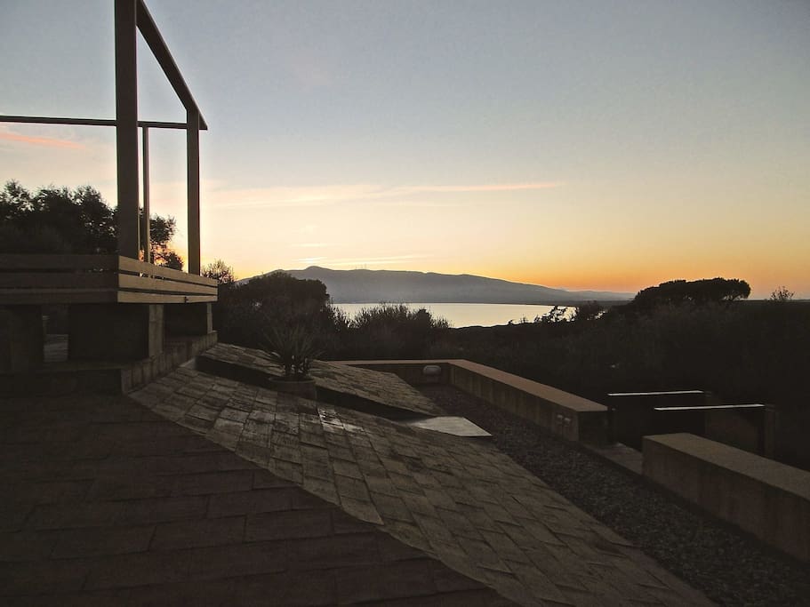 Vista del mare dal terrazzo al tramonto