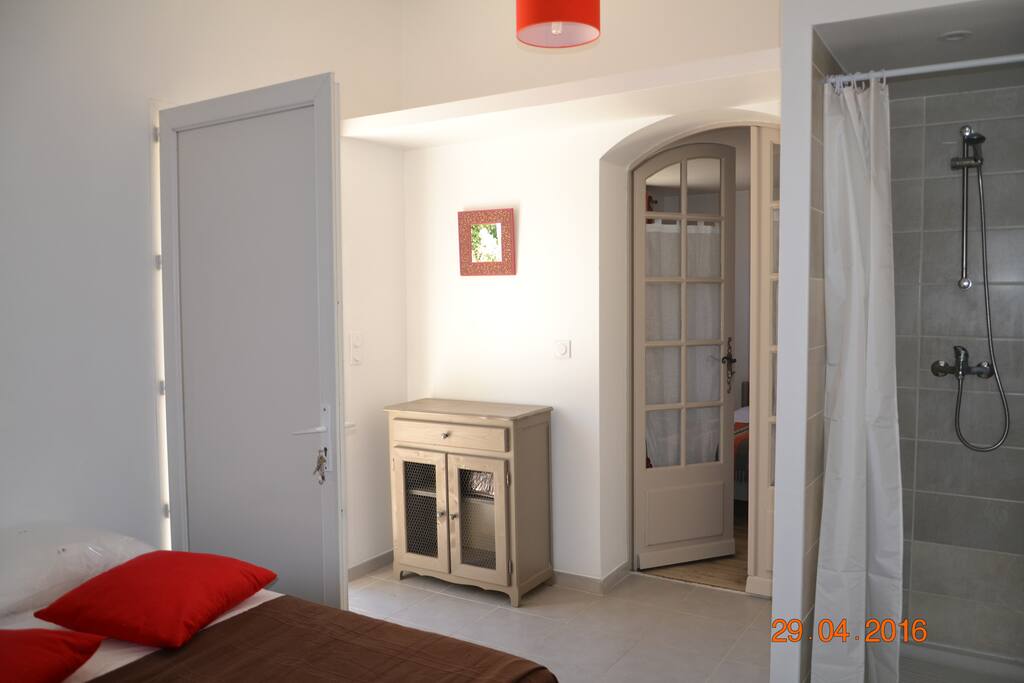 chambre 3 avec une douche, avec une ouverture sur le parc