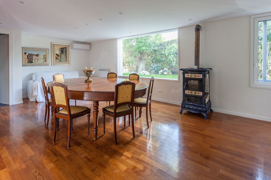 Sala da pranzo e divano letto