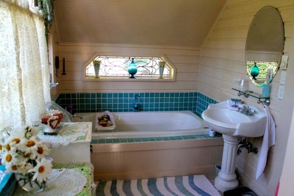 Bathroom (also has shower)