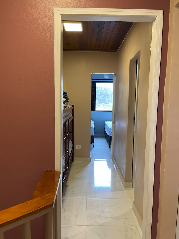 Dodatni krevet na kat dostupan je u gornjem dnevnom boravku