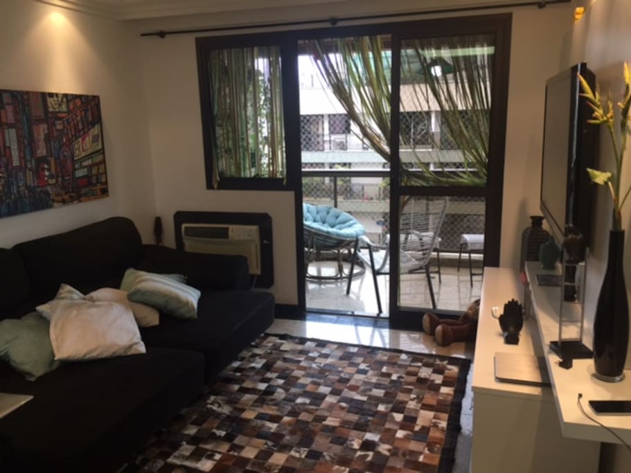 Sala com sofá 3 lugares e poltrona,TV a cabo e wifi