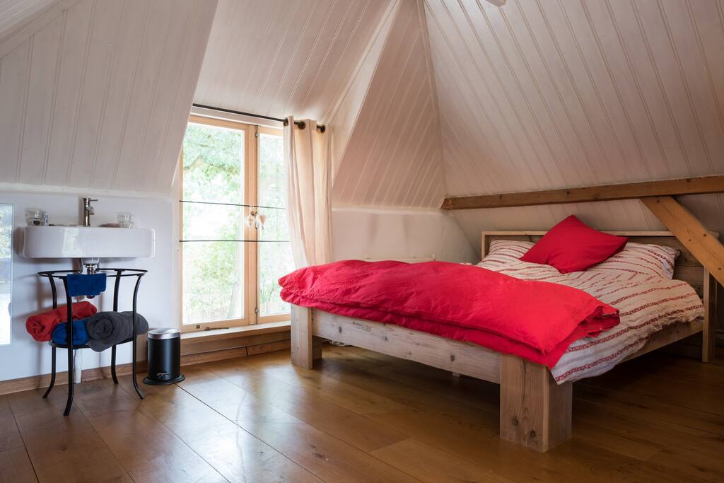 Het tweepersoonsbed in de eerste slaapkamer.