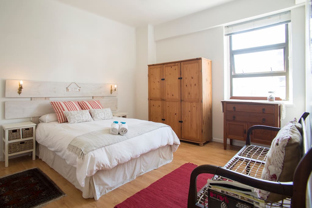 Bedroom with queen size bed