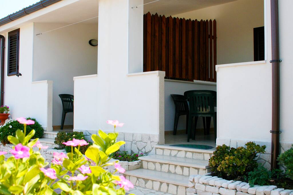 Veranda con tavolo e sedie