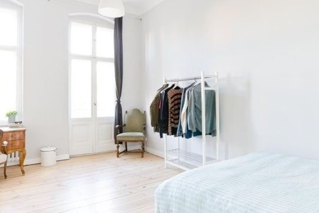 1. Schlafzimmer Queensizebed (mit Balkon)