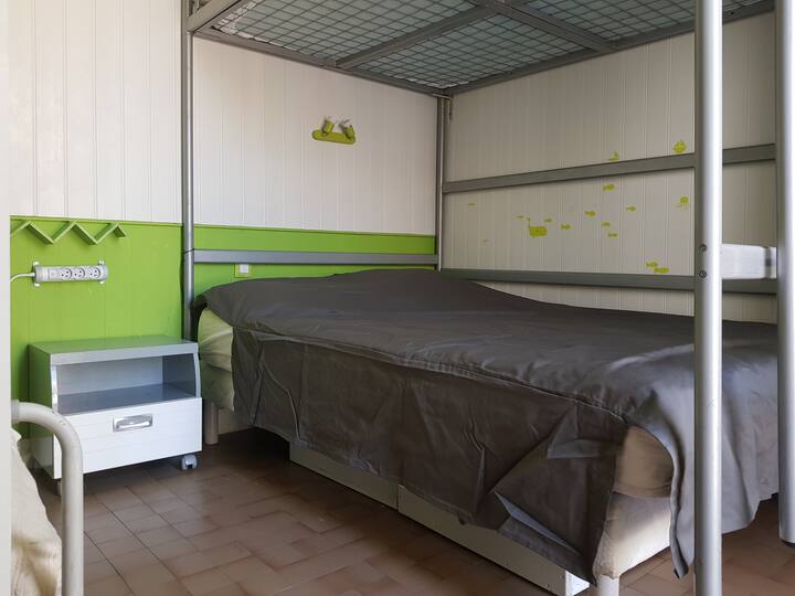 Seconda camera da letto con letto da 140 cm e letto soppalcato da 140 cm
