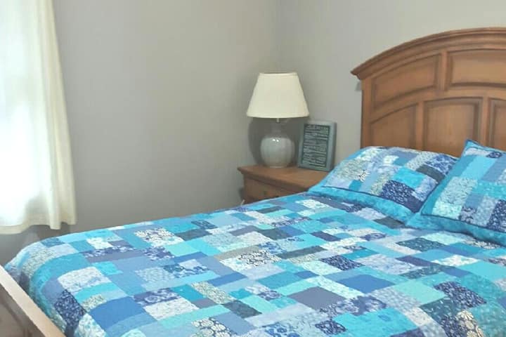 Middle bedroom.