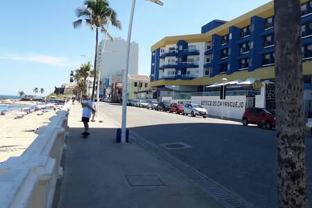 Bahia Flat. Farol da Barra. Ideal para trabalhar.