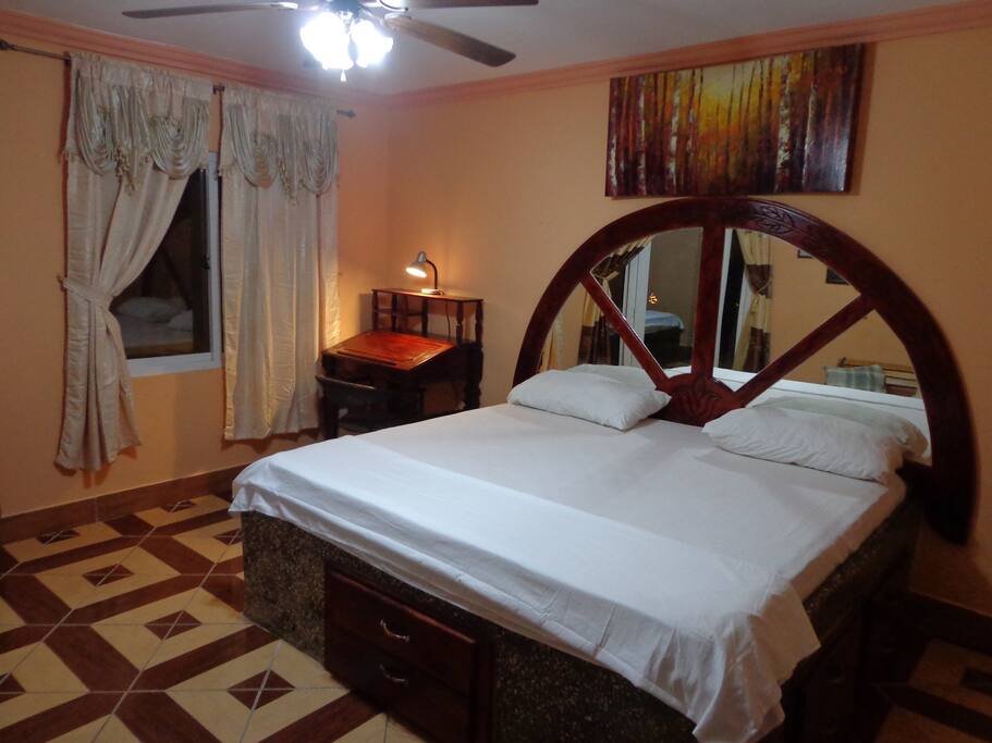 Cama grande tamaño king con sofa cama para extra persona ; escritorio
