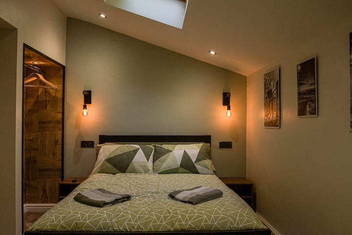 Chambre au rez-de-chaussée.  Il dispose d'un lit double, une armoire, une coiffeuse et un miroir pleine longueur.  Contenant une salle de bain attenante avec douche électrique, baignoire, lavabo et W/C.