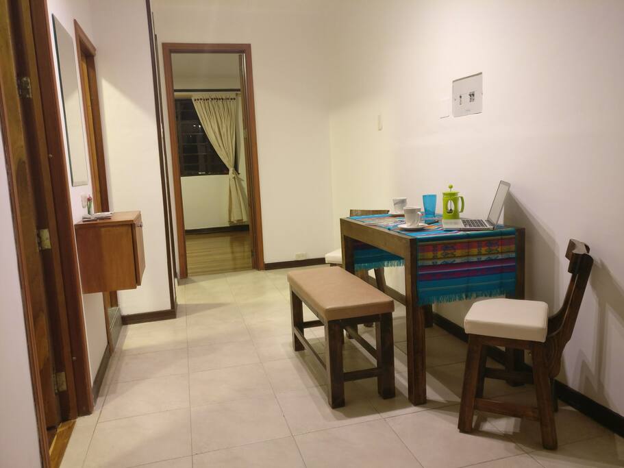 comedor 4 puestos para huéspedes y alguna visita