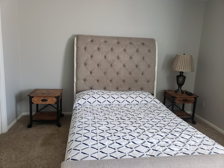 ห้องนอนใหญ่พร้อมตู้เสื้อผ้าแบบวอล์คอินและวิวภูเขา 