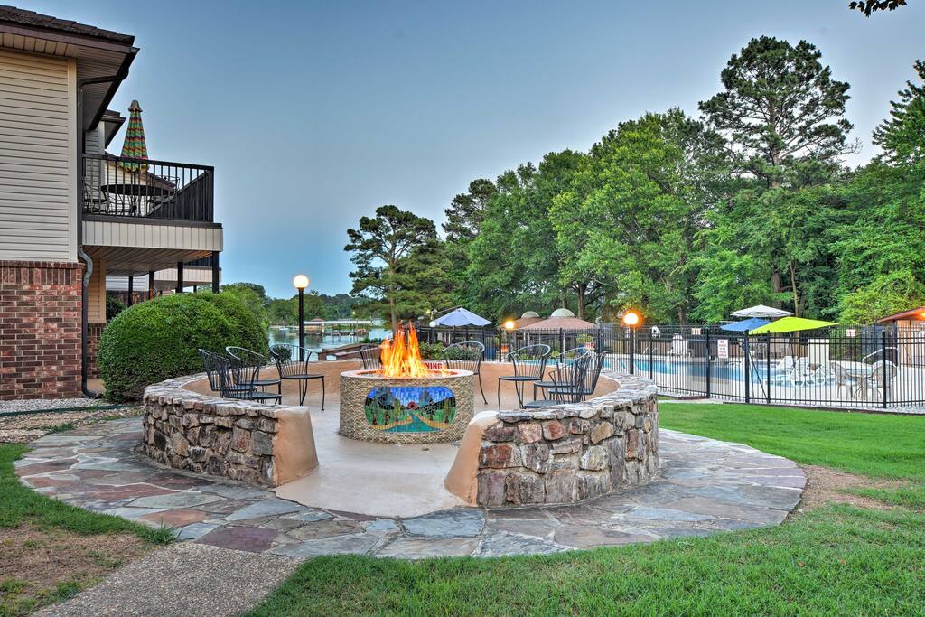 This 2-bedroom, 2-bath vacation rental condo sleeps 6.