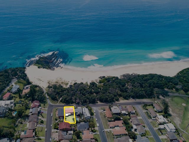 THE SURFRIDER Absolute Beach front