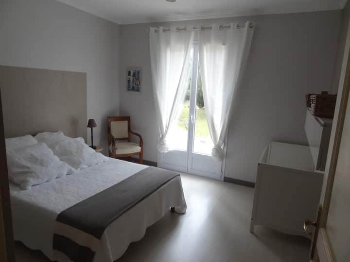 Dvokrevetna spavaća soba s krevetom okrenutim prema jugoistoku (prizemlje)