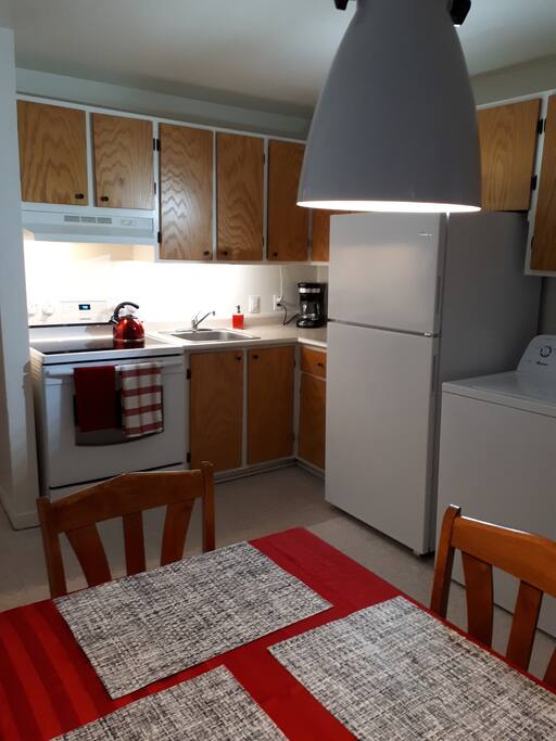 Cuisine entièrement équipée (des ustensiles, vaisselle, chaudrons en passant par le grille-pain et la cafetière jusqu'au linge de table)