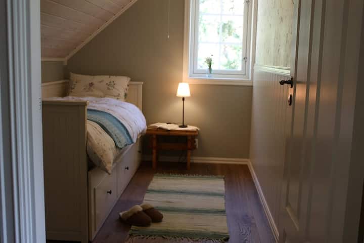 Საძინებელი მოხსნადი Ikea ორადგილიანი საწოლით 