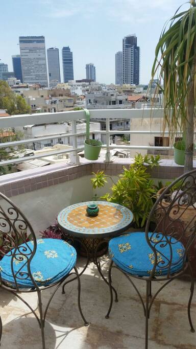 Bottom balcony (4th floor)